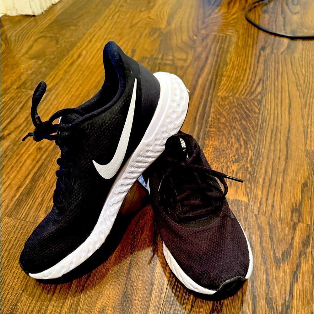 Nike Men's Black and White Running Sneakers